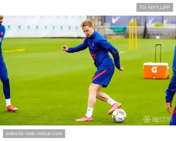 官方：荷兰中场弗朗基·德容与巴塞罗那完成续约，违约金增至10亿欧元