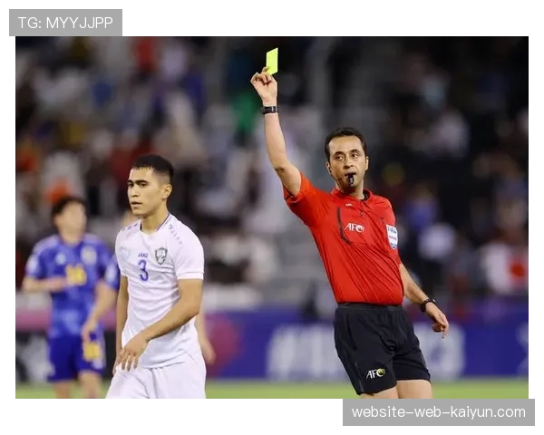 新VAR系统首次介入判罚,主裁听取耳麦内视频裁判建议画面成焦点